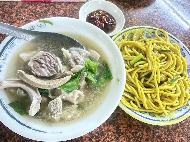 成功市場黑白炒咖哩麵